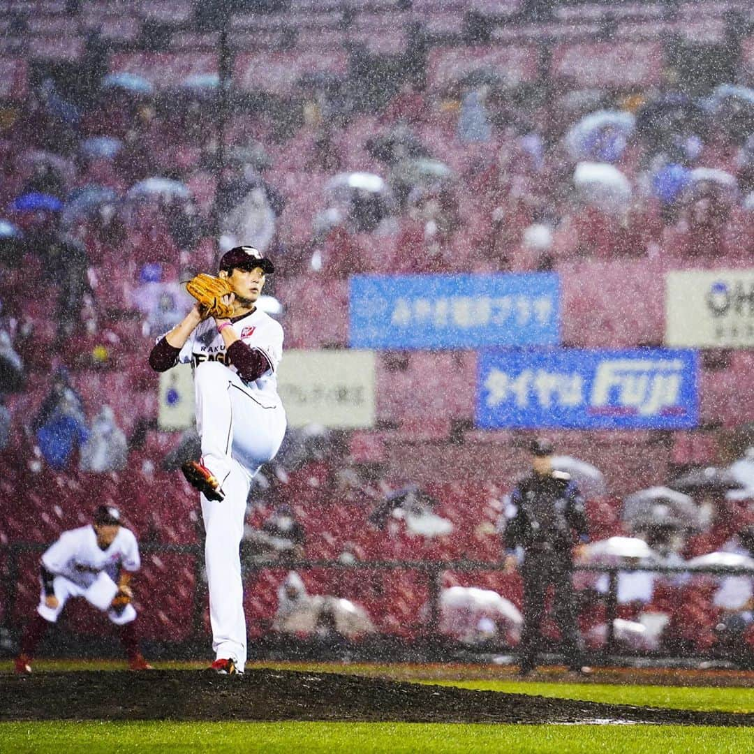 東北楽天ゴールデンイーグルスさんのインスタグラム写真 - (東北楽天ゴールデンイーグルスInstagram)「⚾️ ⚾️E 5-3 M⚾️ 投打が噛み合ってイーグルス4連勝‼️‼️‼️‼️ 先発の涌井選手が5回までパーフェクトピッチング、 7回4安打3失点7奪三振でハーラートップの9勝目👑✨ 決勝打は同点の7回に今日も浅村選手が28号2ラン‼️‼️ 小深田選手は2回のチャンスで先制タイムリー☝🏼 田中選手は2点タイムリーとスーパーキャッチ✨✨✨ 牧田選手は今日も無失点で37試合で防御率1.25👍🏼 最後はブセニッツ選手が締めて14セーブ目💪🏼 #rakuteneagles #NOWorNEVERいまこそ #日本一の東北へ #涌井秀章 #浅村栄斗 #鈴木大地 #田中和基  #小深田大翔  #写真もイープレで」9月23日 22時54分 - rakuten_eagles