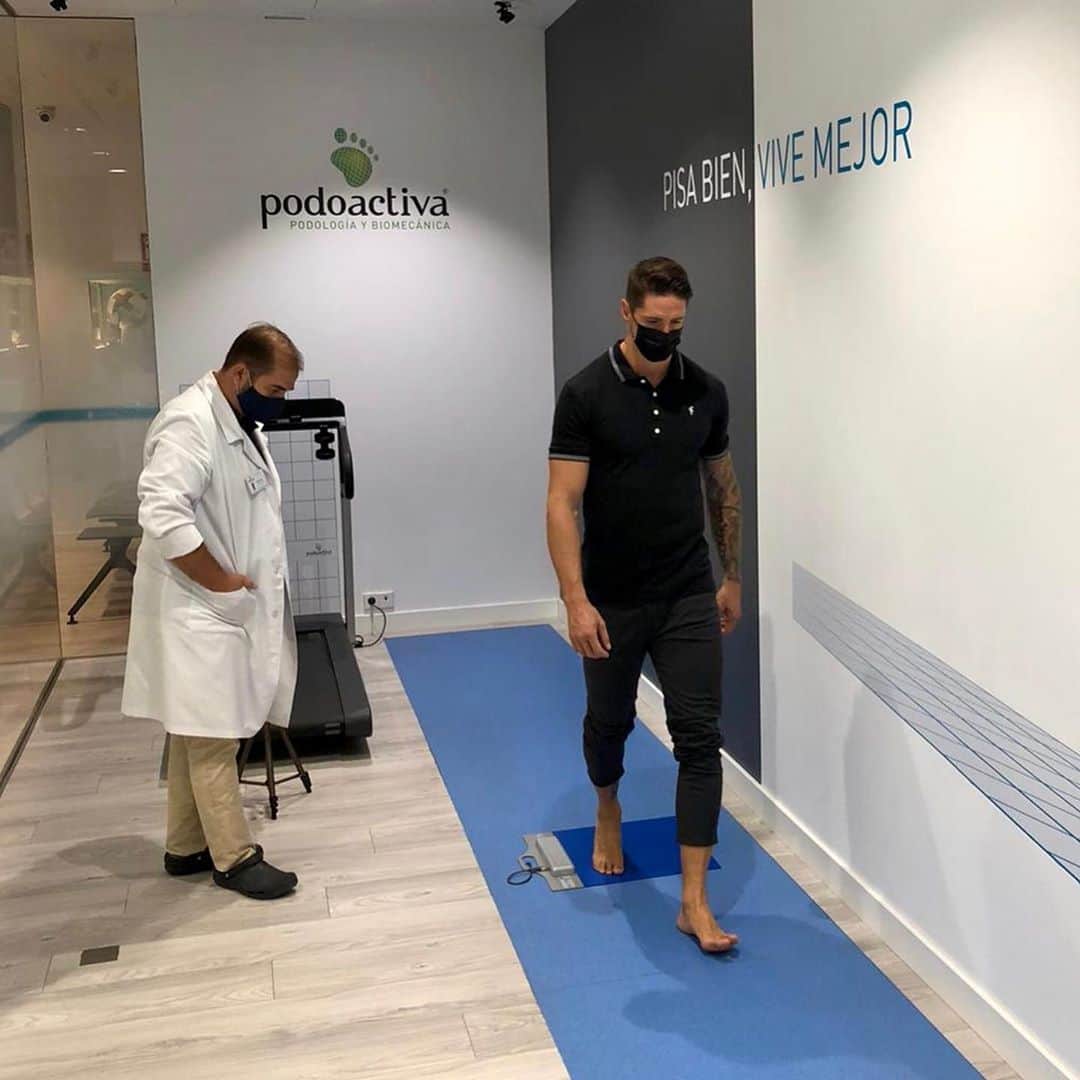 フェルナンド・トーレスのインスタグラム：「Un lujo seguir cerca de mis amigos de @Podoactiva ... mis pasos lo agradecen. Anímate!   #PodoactivaRetiro  #PisaBienViveMejor」