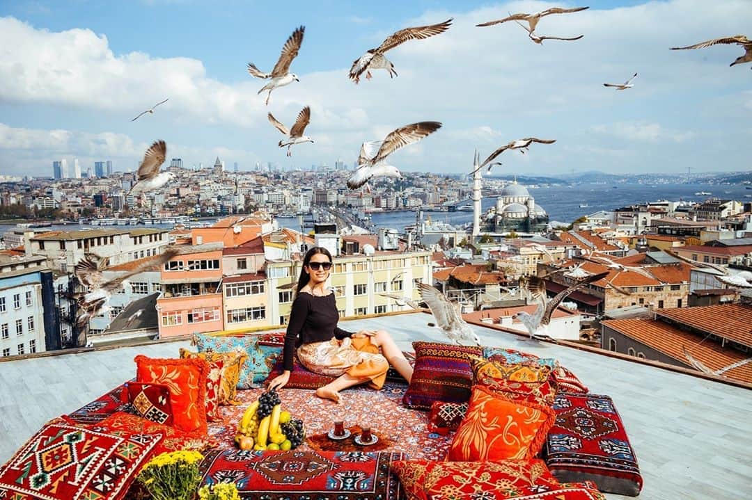 ライカさんのインスタグラム写真 - (ライカInstagram)「LFI Gallery - Editors' Picks 'Memories of Istanbul' by Chang Geun Choi (@malecon_gallery)  A picnic perch above the city, with a flock of seagulls acting as some fine lunch companions.   Gear: #LeicaM10; Summilux-M 28 f/1.4 Asph  #LeicaCamera #Leica #🔴📷 #LeicaGram #lfigallery #theleicalook #LeicaFotografieInternational」9月23日 23時00分 - leica_camera