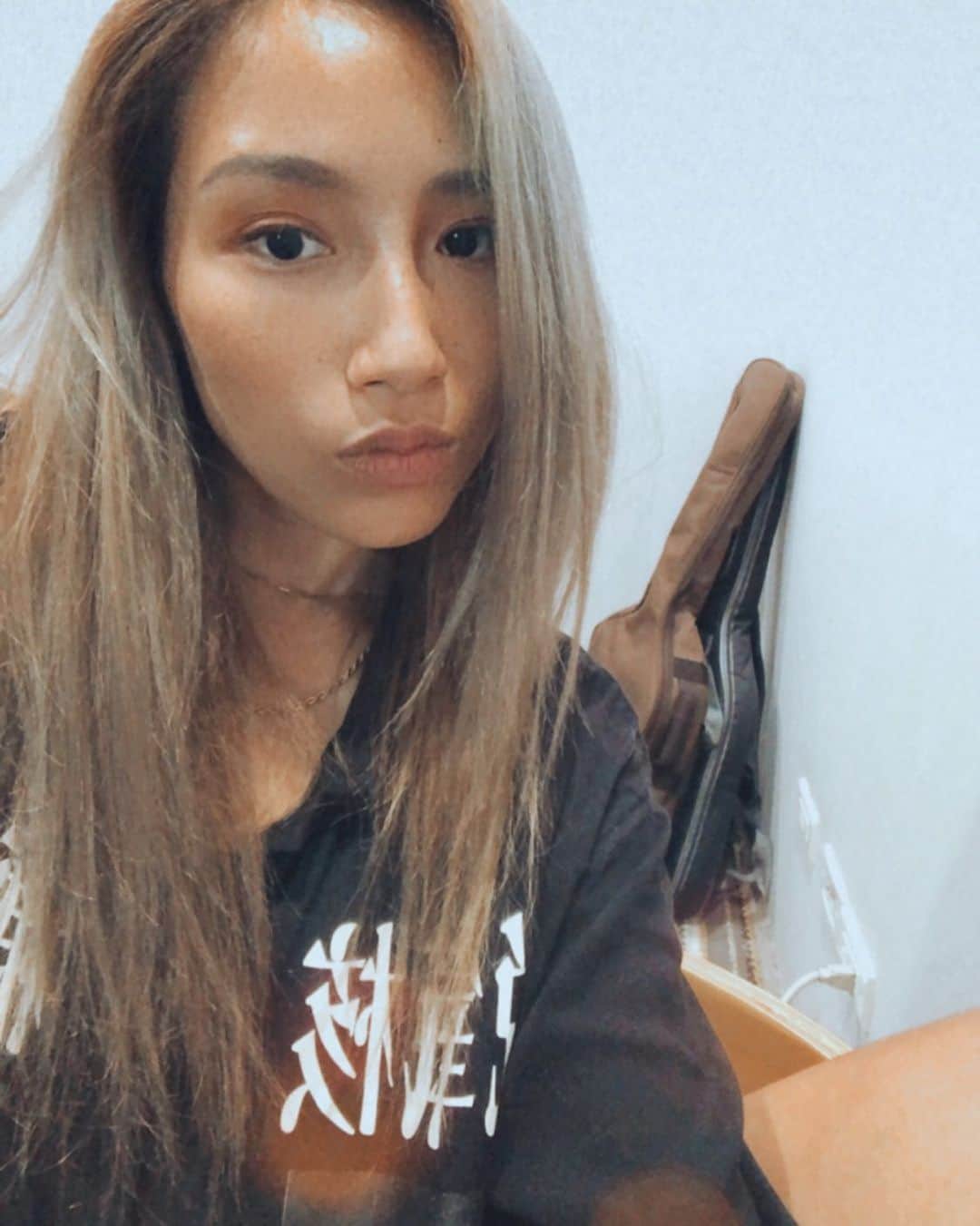 安柏兒のインスタグラム：「最大的敵人 就是自己  只要有心 一切都會有希望  愛要及時 我不常出現 難約 因為我有很多自己的problems  當然 誰沒有呢  加油 Life is hard  But don’t give up   彼此都友愛一點  珍惜當下  大家一起加油」
