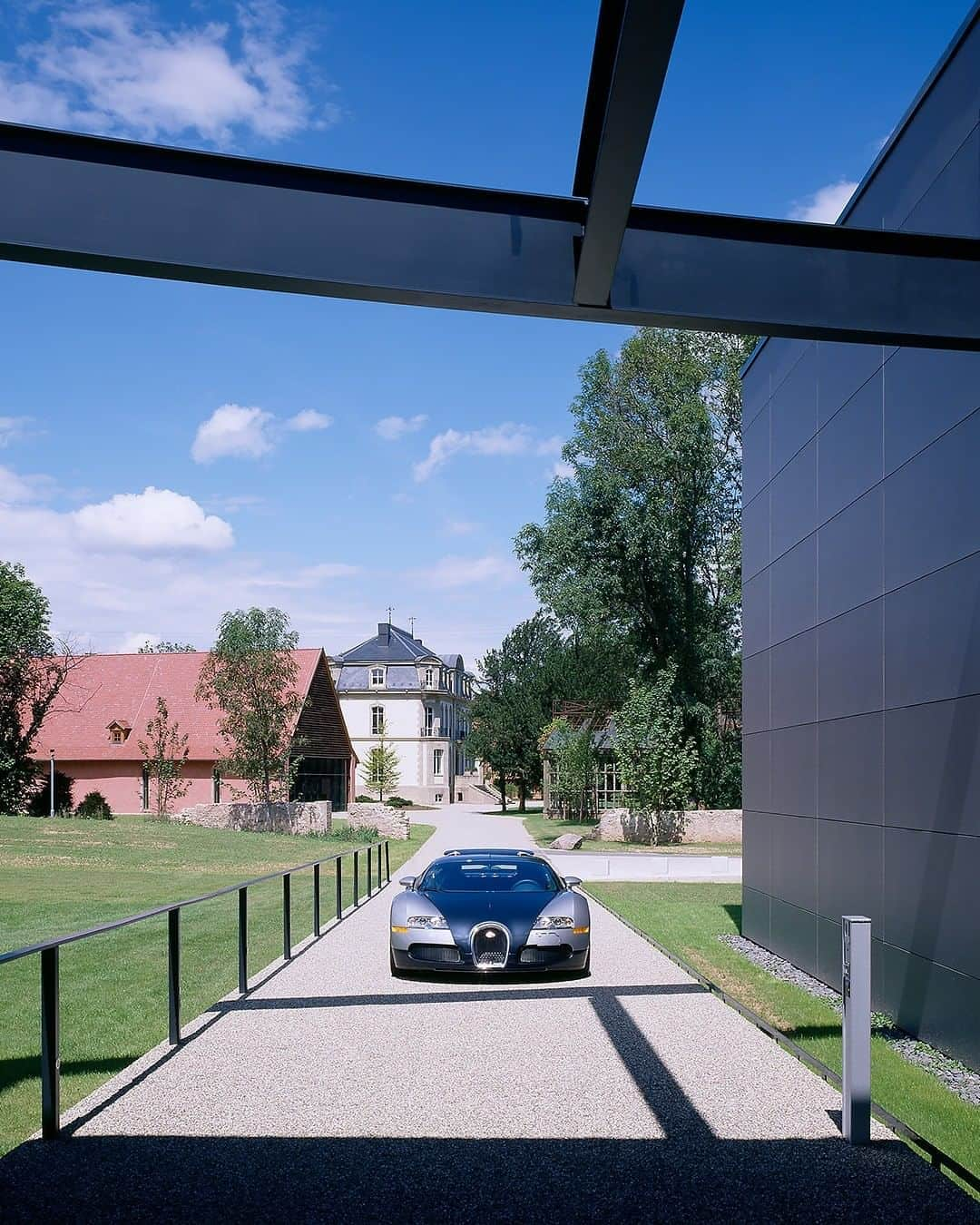 ブガッティさんのインスタグラム写真 - (ブガッティInstagram)「A 2006 VEYRON 16.4 in front of the Atelier in the iconic BUGATTI headquarters in Molsheim, France. ⁣ ⁣ #BUGATTI #BUGATTIAtelier #BUGATTIVeyron #VEYRON」9月23日 23時00分 - bugatti