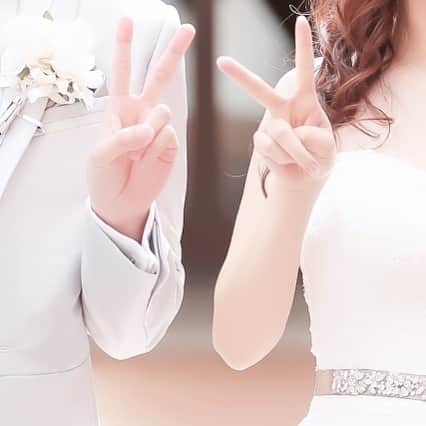 のインスタグラム：「やってよかった素敵な家族婚・少人数婚② ゲストが多い結婚式の場合、家族や親戚とは一番遠い席になるので、なかなか話す時間が取れませんが、少人数ならアットホームな雰囲気の中、ゲストみんなで話すのも楽しいですね💁‍♀️ ご家族と、結婚式の席も近くで幸せを共有でき「ゆっくり話せてよかった」「あったかい雰囲気だった」と喜んでもらえます🥰 普通の結婚式ならゲスト1人ずつと写真を撮ることは難しく、各卓ごとの集合写真のみに なってしまいますが、フォトブースにゲスト1人ずつを呼んで新郎新婦と3人で写真撮影もいいですね📷💕  #結婚お役立ち情報﻿ ------------------------------------------ 花嫁様のお役立ち情報をお伝えしていきます❤️﻿ * 疑問に思うことや不安なのことは﻿ * お気軽にご相談くださいね🍀﻿ ▷▷▶︎ @kanazawa.weddingcafe﻿ ------------------------------------------ ﻿ * #金沢結婚式#金沢結婚式場#金沢結婚#金沢結婚式実例#金沢結婚式場探し#金沢披露宴#金沢結婚式準備#金沢プレ花嫁#金沢花嫁#金沢市#金沢#金沢カフェ#金沢ランチ#金沢カフェ巡り#おしゃれ花嫁#おしゃれ花嫁さんとつながりたい#withコロナの結婚式#結婚式準備#結婚式」