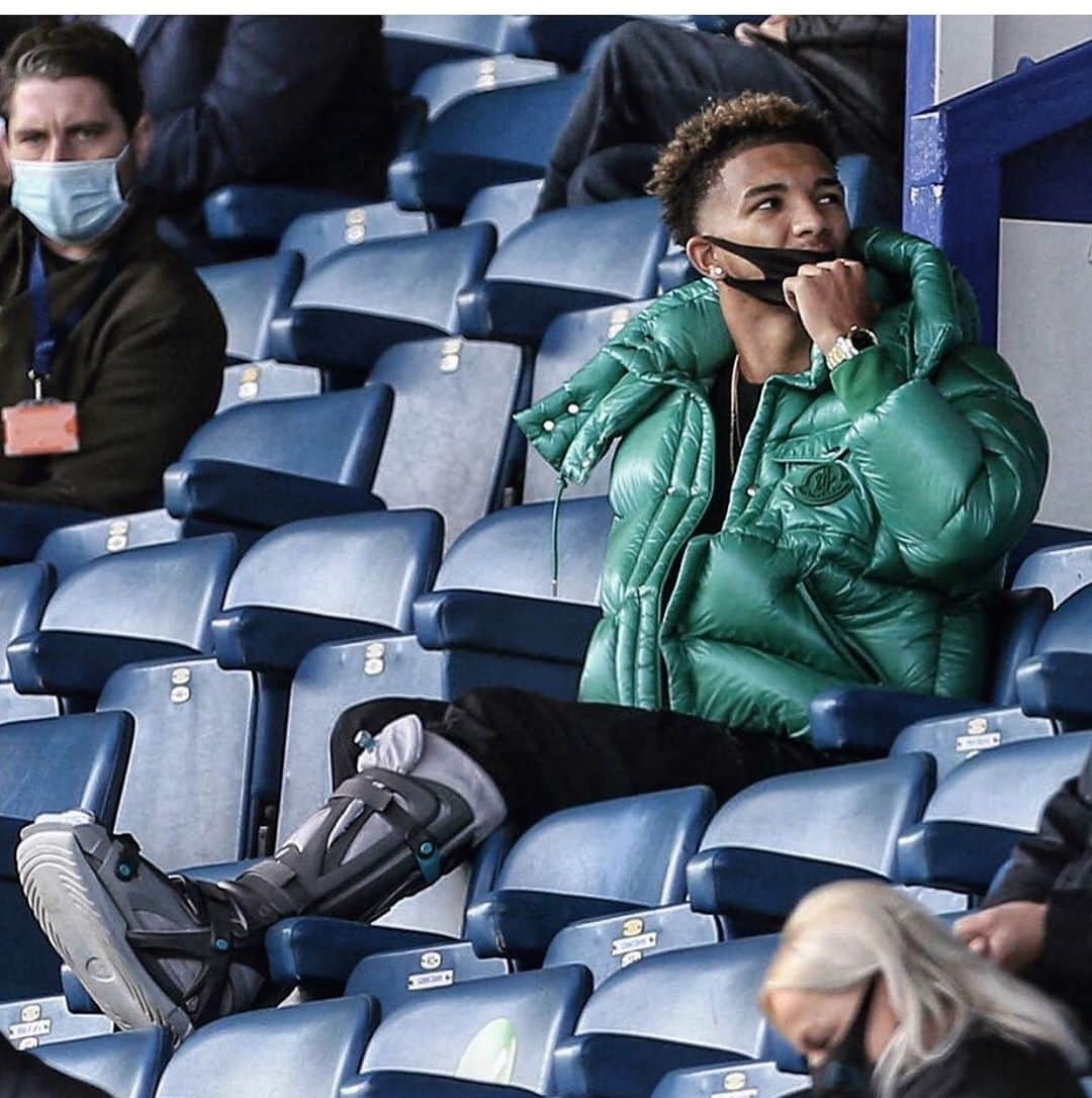 メイソン・ホールゲイトのインスタグラム：「Honoured and proud to be last season’s player’s player and young player of the year. working hard and can’t wait to be back out with the boys⏳💙 @everton #coyb」