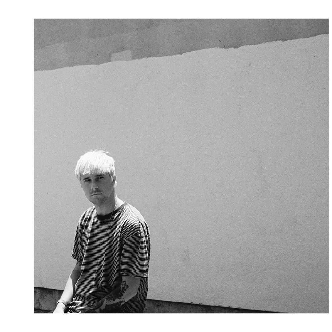 ル・ユースのインスタグラム：「new music is out friday! then I’m taking a much needed break. pls don’t call me 🙏😬」