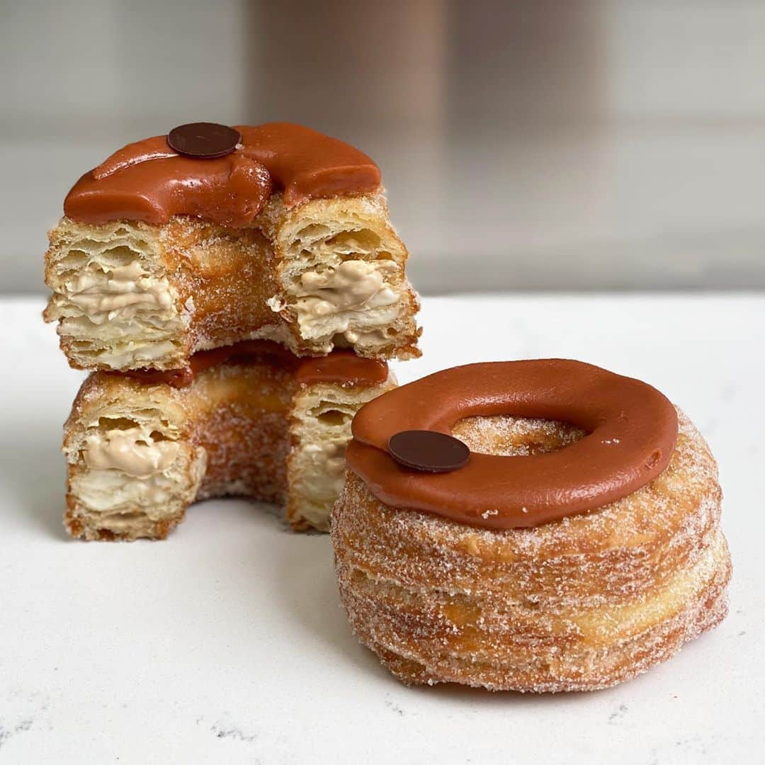 DOMINIQUE ANSEL BAKERYさんのインスタグラム写真 - (DOMINIQUE ANSEL BAKERYInstagram)「Heading into October in a few days, and our Cronut® of the month for NYC is Hazelnut Cappuccino, filled with creamy hazelnut ganache and cappuccino ganache. Starts October 1st in Soho (preorders are up now at NYC.CronutPreorder.com).」9月23日 23時19分 - dominiqueansel