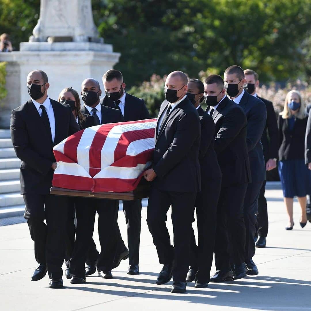 CNNさんのインスタグラム写真 - (CNNInstagram)「More than 100 of Justice Ruth Bader Ginsburg’s clerks lined the steps of the Supreme Court as her casket was brought into the building on Wednesday. Besides her family and written opinions, Ginsburg's clerks are her most lasting legacy. "The justice taught us all a thing or two about a life well lived," said former clerk Lori Alvino McGill. Tap the link in our bio to read more about Ginsburg's clerks and the impact the late justice had on them here. (📸: Saul Loeb/AFP/Getty Images)」9月23日 23時19分 - cnn