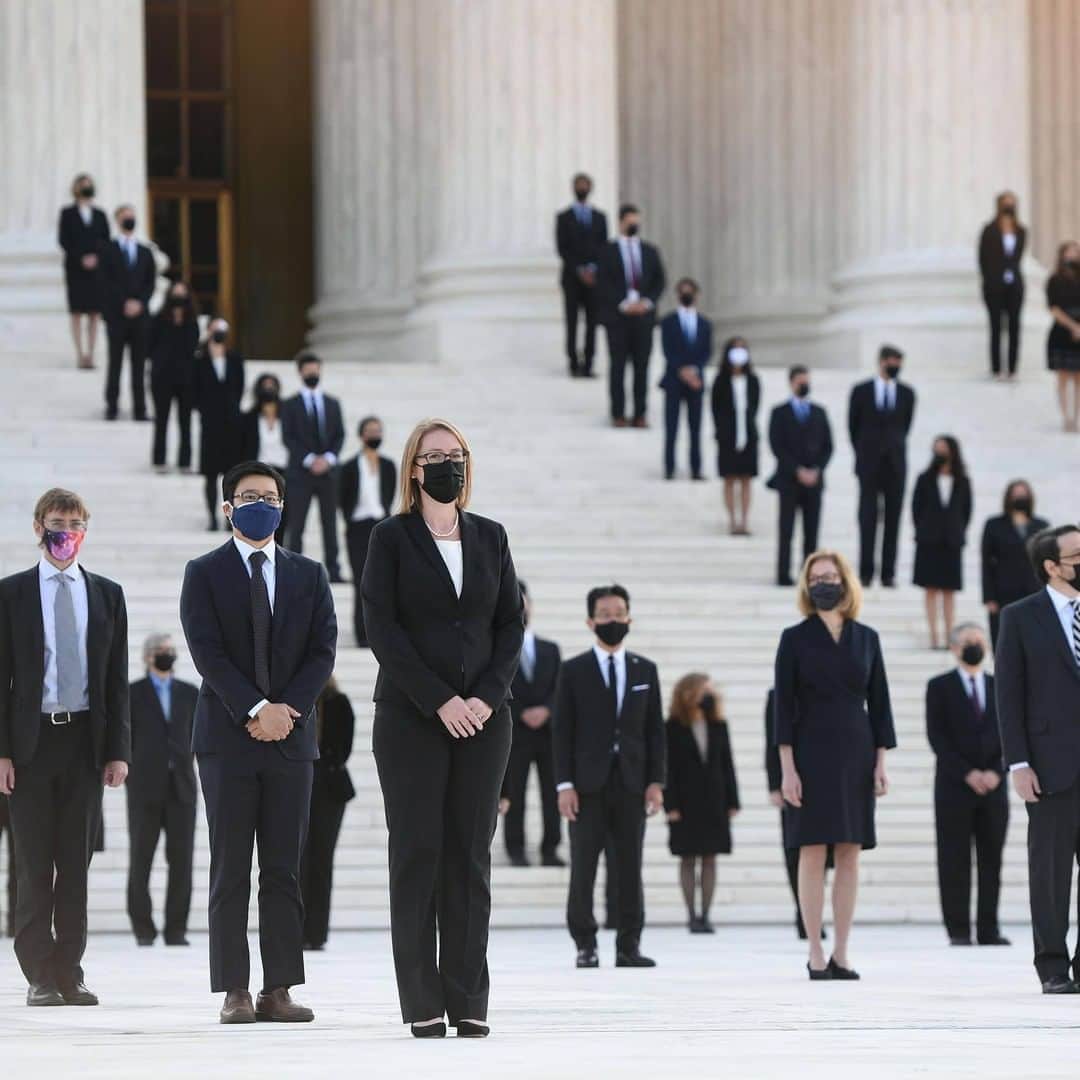 CNNさんのインスタグラム写真 - (CNNInstagram)「More than 100 of Justice Ruth Bader Ginsburg’s clerks lined the steps of the Supreme Court as her casket was brought into the building on Wednesday. Besides her family and written opinions, Ginsburg's clerks are her most lasting legacy. "The justice taught us all a thing or two about a life well lived," said former clerk Lori Alvino McGill. Tap the link in our bio to read more about Ginsburg's clerks and the impact the late justice had on them here. (📸: Saul Loeb/AFP/Getty Images)」9月23日 23時19分 - cnn