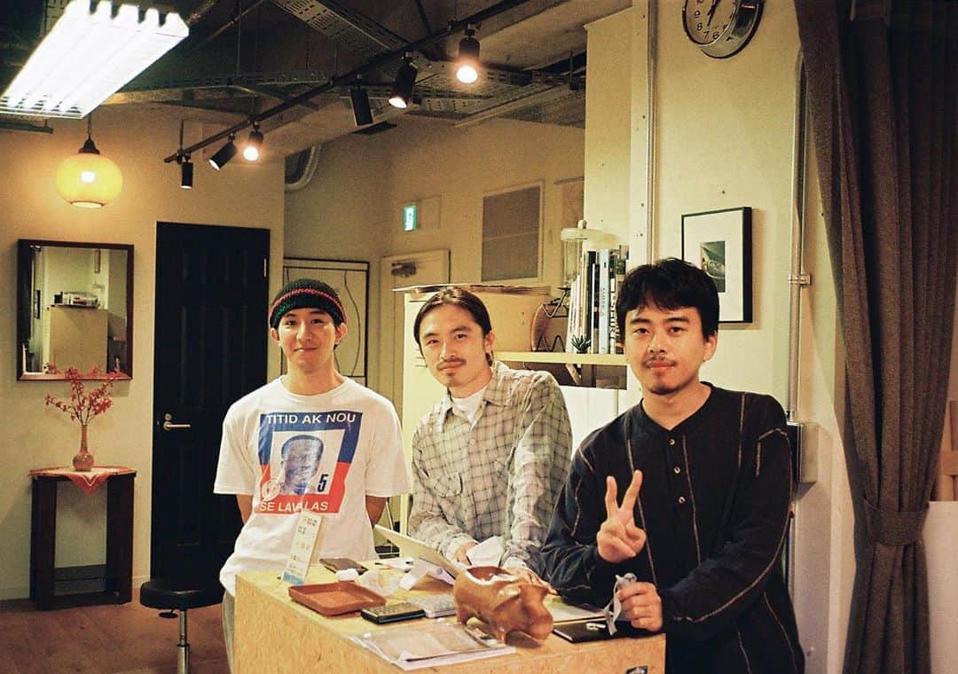 荒井 結生 Yuki Araiのインスタグラム：「UNDER THE SUN ・Haircut💇🏻‍♂️✔️ ・Used clothes👕✔️ ・Staff👨‍👦‍👦✔️」