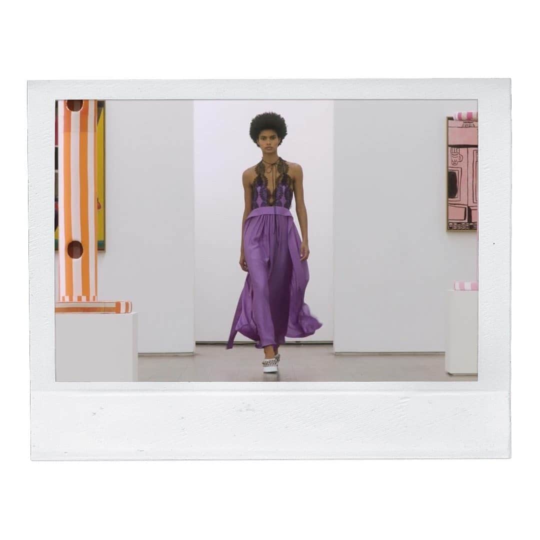 のインスタグラム：「Girls on film #VBSS21   Watch the digital presentation on IGTV and victoriabeckham.com」