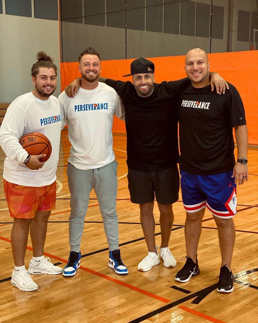 NICKY JAMさんのインスタグラム写真 - (NICKY JAMInstagram)「Thank you @coachmikesouza & @perseverance_basketball  Making me better from here to the NBA. 😂🤣🤣🤣. Who knows 🤷🏻‍♂️」9月23日 23時24分 - nickyjam