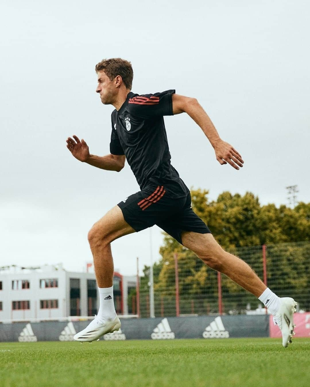 バイエルン・ミュンヘンさんのインスタグラム写真 - (バイエルン・ミュンヘンInstagram)「Fast is too slow for @sergegnabry & @esmuellert. 💨👀  #XGhosted #ReadyForSport #MiaSanMia @adidas_de @adidasfootball」9月23日 23時25分 - fcbayern