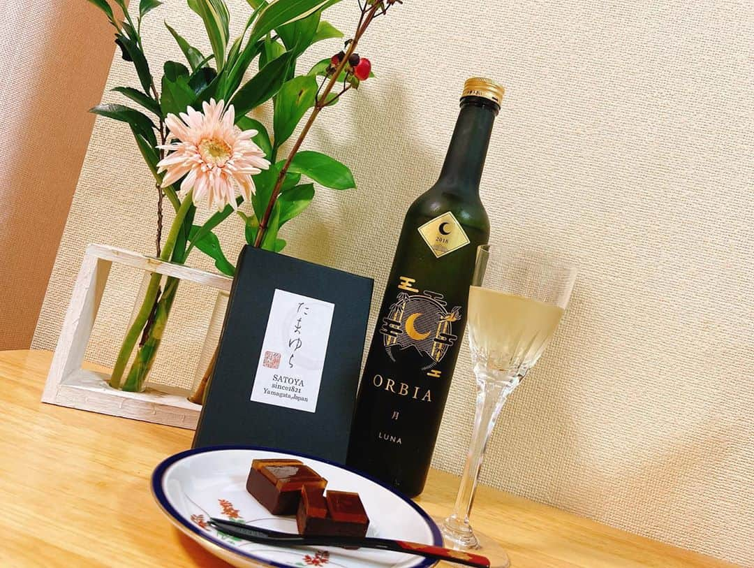 住吉史衣さんのインスタグラム写真 - (住吉史衣Instagram)「. . 晩酌タイム🥂 一週間後の10月1日は日本酒の日🍶そして十五夜🎑この二つが同じ日になるのは珍しいそうです！ . . ワイン樽熟成の日本酒『ORBIA 月~LUNA~』 同じく山形県の名物、乃し梅本舗佐藤屋さんの『玉響(たまゆら)』 . LUNAはお花の蜜のようなふわっと甘い香りと、口に含むと熟した桃のようなメロンのような、濃厚な甘みが広がります。玉響の乃し梅の旨味と、ビターチョコの苦味にぴったりマッチして楽しい晩酌ができました☺️🍶🌙 . . . @wakaze_japan #山形県 #三軒茶屋  #日本酒を世界に #orbia #luna #月 #乃し梅本舗佐藤屋 #乃し梅 #チョコレート #玉響 #たまゆら  #ワイン樽熟成 #貴醸酒 #貴醸酒仕込み  #純米酒 #清酒 #日本酒 #일본술  #japanesesake #sakebottle #nihonshu  #日本酒女子 #日本酒好き #日本酒好きな人と繋がりたい  #晩酌 #飲酒タグラム #お酒 #フードペアリング  #おうちのみ #唎酒師  .」9月23日 23時25分 - fumie_0426