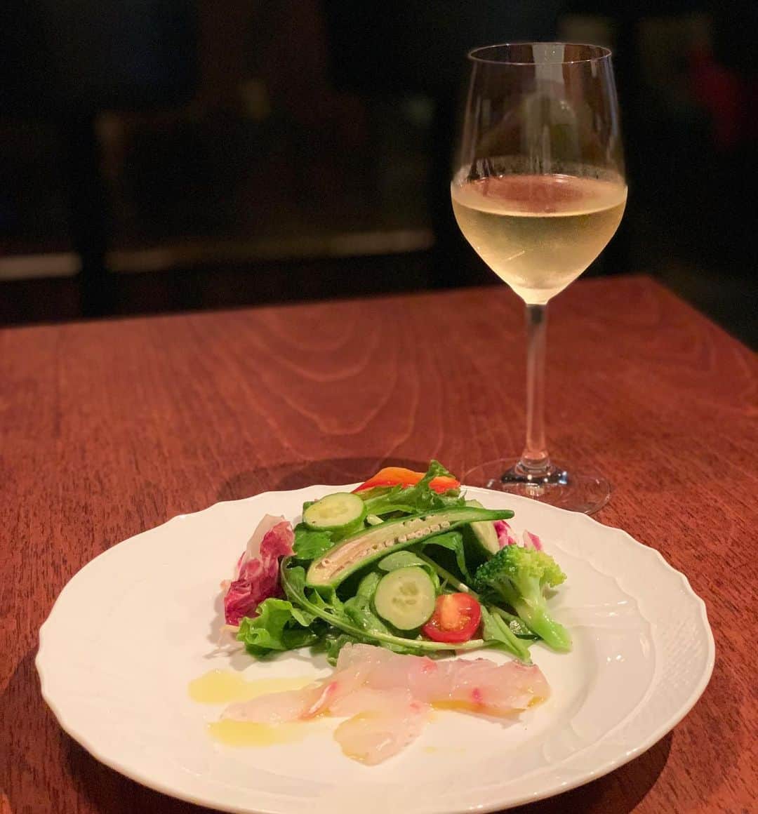 駒田奈美さんのインスタグラム写真 - (駒田奈美Instagram)「・ ・ ・ 『スペイン料理』 ・ ・ 友達とスペイン料理を食べに♪ ・ ・ 素材にこだわったお料理〜 ・ ⭐︎天然活〆真鯛のカルパチョと 有機野菜のサラダ ⭐︎白イカのフリット ⭐︎フレッシュポルチーニ茸のプランチャ ⭐︎真蛸の炊き込みご飯 ・ ビオワインと共に♡ ・ ・ 美味しくいただきました^ ^ ・ ・ ・ #駒田奈美#オスカープロモーション#アラフィフ#スペイン料理#スペイン#ワイン#友達#ご飯#新宿サウダージ#隠れ家レストラン」9月23日 23時25分 - nami.komada