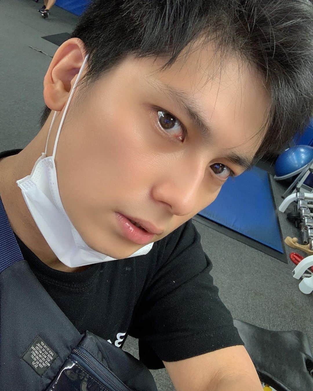 東惣介のインスタグラム：「ジムで汗を流してシャワーして帰ります😎💕 風邪ひかないようにね🥳」