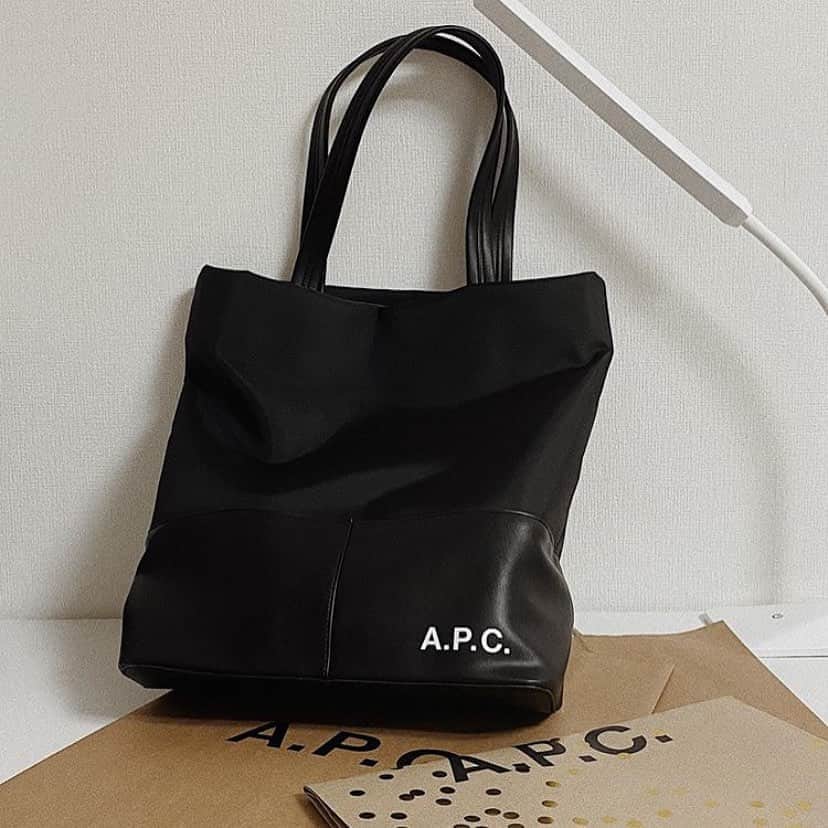 アーペーセーのインスタグラム：「A.P.C. Accessories FW20⠀ ⠀ Camden shopping bag. ⠀ ⠀ Available in stores and at apc.fr⠀ ⠀ Regram @_t_k_y___  ⠀ #APCaccessories #APC #APCFW20 #MyAPC」