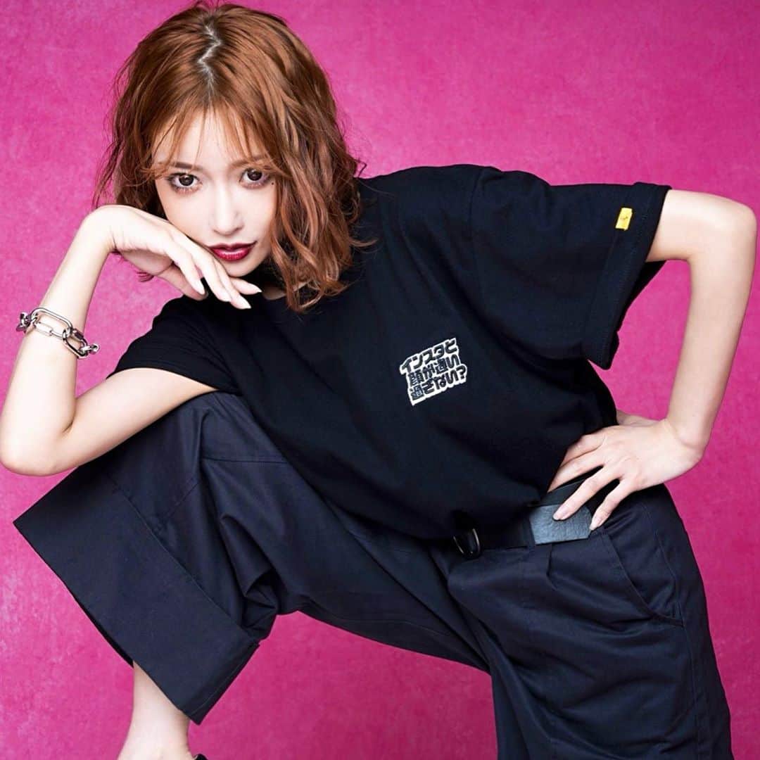 明日花キララのインスタグラム：「FR2 2020AWのモデルしてます！！ #インスタと顔が違い過ぎない ? . Tシャツの黒白全種類載せてみました❤︎おしゃれ👶🏻 #FR2」