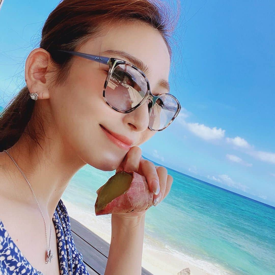 鈴木絢子さんのインスタグラム写真 - (鈴木絢子Instagram)「・ ・ 【星野リゾートcafe】 7月にオープンしたばかりの、バンタカフェ🤗 ・ 国内最大級の規模、4つのコンセプトから成る絶景シーサイドカフェ🌺 ここならPC持参で一日中仕事していられます😍✨ ・ #海辺のテラス #岩場のテラス #大屋根デッキ #ごろごろラウンジ ・ ビーチにつながる海辺のテラス、海を眺めてリラックスできるラウンジ、、、 ・ 外国人旅行客もいないせいか、どのスペースもほぼ貸切状態で満喫できました☕️ ・ きっとこのご時世でなければ満席であろう贅沢ロケーション。 撮るもの全てが絵になりました🤗 ・ ・ ・ #沖縄 #読谷 #星野リゾート #バンタカフェ #崖 #シーサイドテラス #リゾート #浜辺カフェ #国内最大級 #イノーを見渡す特等席 #うちなーピザトースト #ガーリックシュリンプ #カフェメニュー  #沖縄カフェ #絶景 #空と海 #西海岸 #コロナ対策 #浜辺 #resort #seaterrace #cafe #☕️」9月23日 23時37分 - ayako_suzuki810