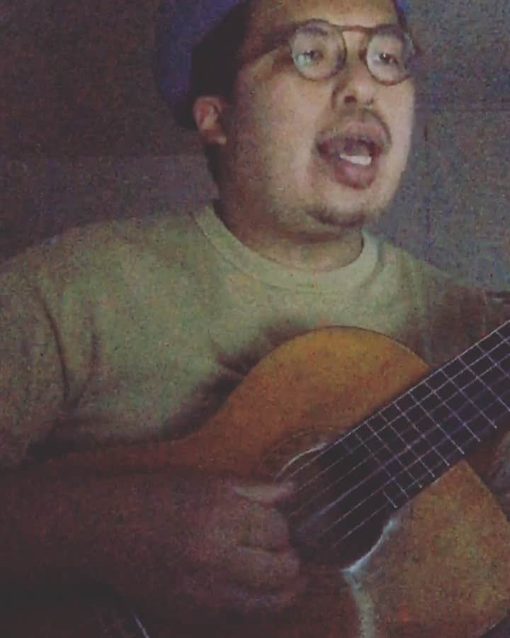 モッチェ 永井のインスタグラム：「衝動買いしたアルトギターを練習。 いや、部屋暗い！  #秋の夜長の #ニナシモン」
