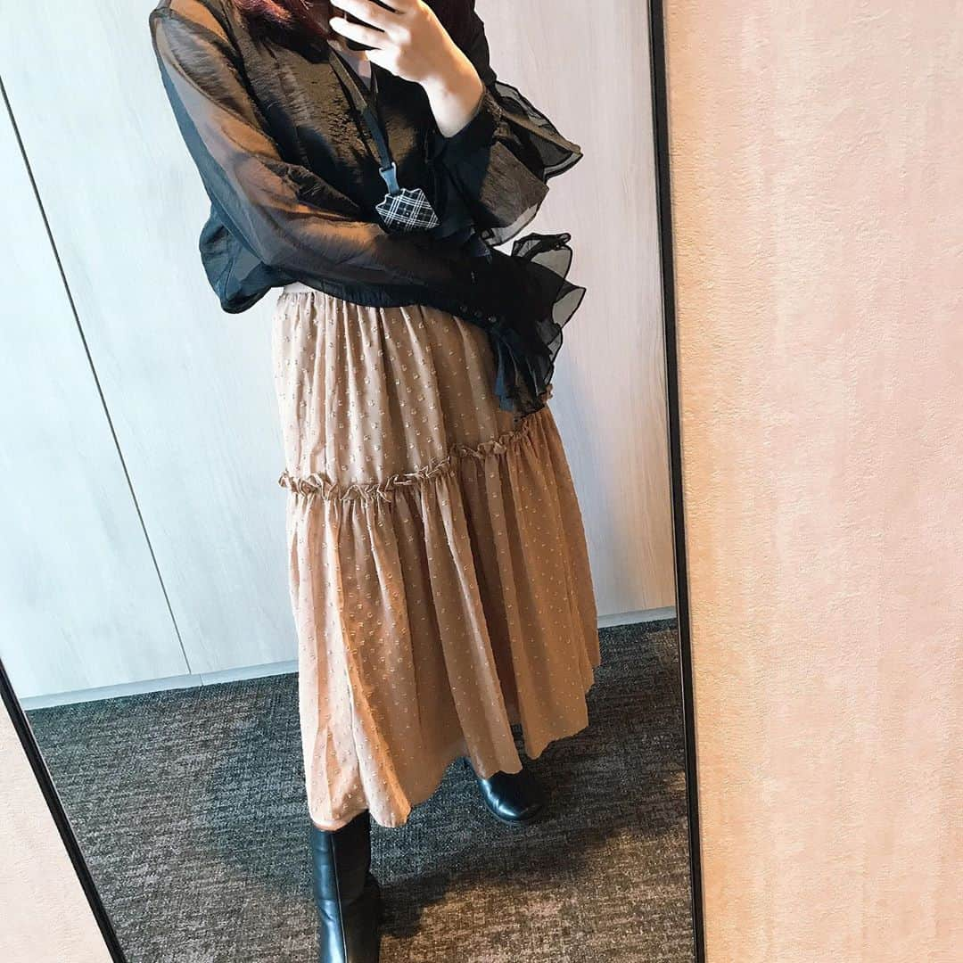 伊藤美誠さんのインスタグラム写真 - (伊藤美誠Instagram)「. . の~んびり☺︎ お外行く前にパシャっと📷 だいすきなお洋服かんわいぃ♥ shirt : @acka_official  skirt : @bibiy_official  bag : @jimmychoo」9月23日 23時30分 - mima_ito