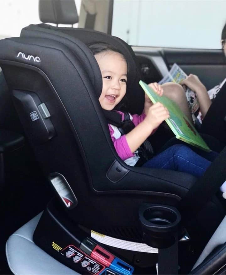 nunaさんのインスタグラム写真 - (nunaInstagram)「Parents and caregivers, it is SO SO important to keep your child rear-facing as long as possible, for the best possible protection!!  Rear-facing car seats spread the crash forces more evenly across the back of the car seat. This direction also limits the motion of the head and better contains the child within the shell.  Your child's age, weight, and height and the limits of the child car seat will determine what direction your child should be facing 〰️ rear-facing or forward-facing.   Many car seats have different weight limits for rear-facing and forward-facing, selecting a car seat with higher rear-facing limits such as the RAVA or EXEC will allow you to keep your little one rear-facing longer! 🚗❤️  📸: @maisassygirl thank you for sharing」9月23日 23時30分 - nuna_usa