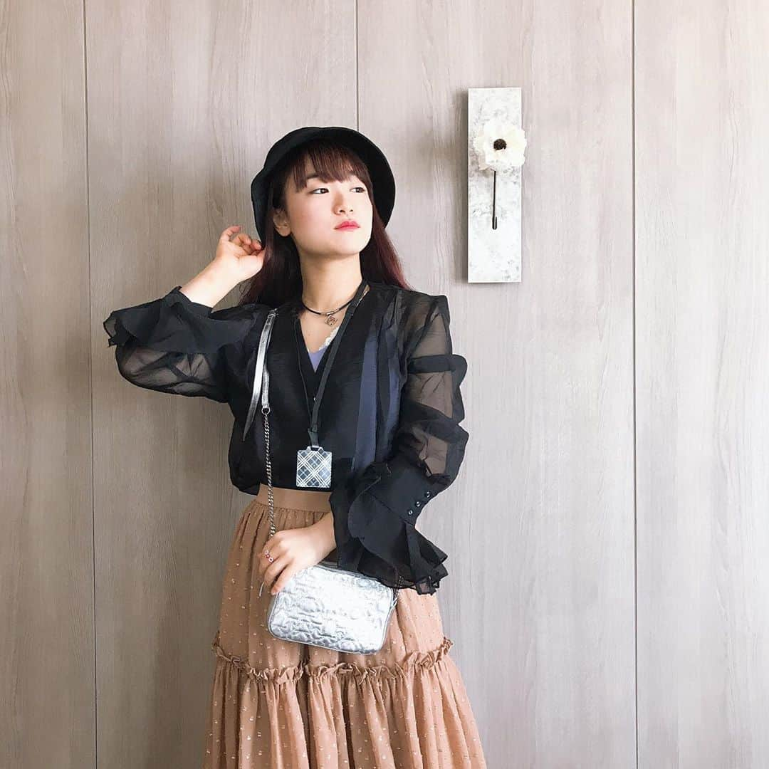 伊藤美誠のインスタグラム：「. . の~んびり☺︎ お外行く前にパシャっと📷 だいすきなお洋服かんわいぃ♥ shirt : @acka_official  skirt : @bibiy_official  bag : @jimmychoo」