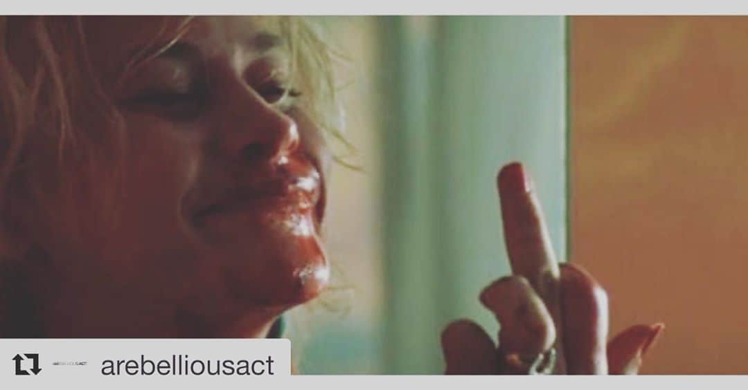 ジェニファー・エスポジートのインスタグラム：「I remember seeing @patriciaarquette in True Romance and was blown away. I wanted to do that kind of work. Art, beauty of the human condition-bad, good and ugly. Getting into a business and looking for art is like looking for gold in the desert. I had glimpses of it. Small and fleeting. Then back to the box that they put you in. In which you are told you should be grateful to even BE in that box. You shouldn’t ask questions or want for more or you’re labeled and set aside, quickly. You either take your place, act accordingly and take the scraps given or you’re done. It takes years of undoing such harm on your mind, soul and spirit.  Years. Cheers to all those who keep going and asking for better for yourself and others around you. It’s time to burn those boxes #arebelliousact website live soon to see what projects are in the works. #getrebellious follow us @arebelliousact」