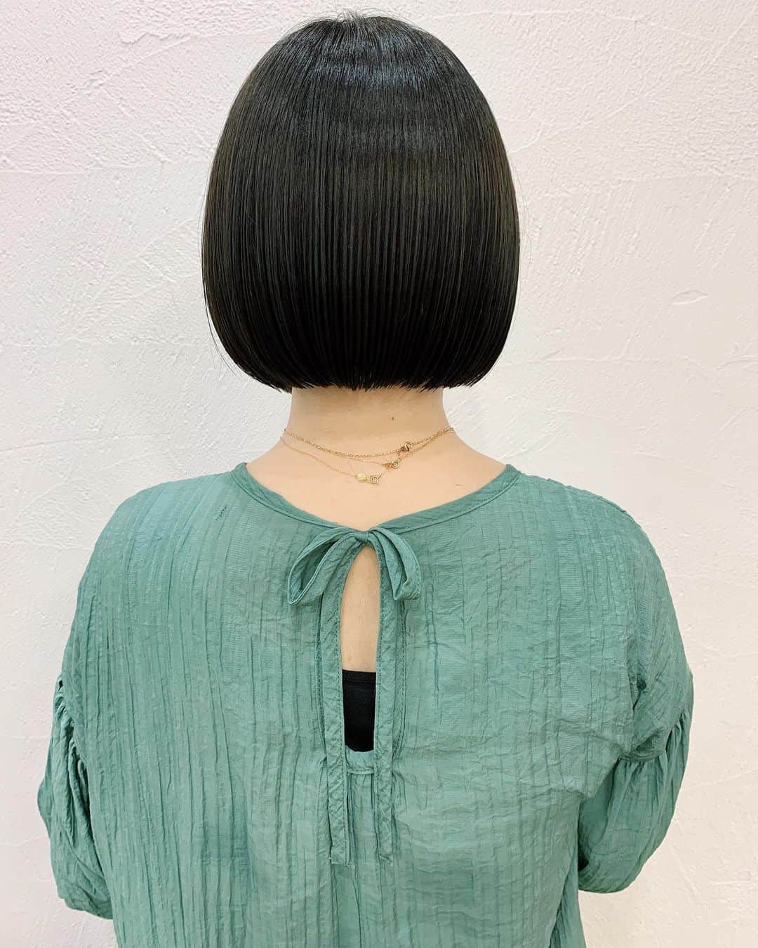Ramie 山下未紗のインスタグラム：「_ えりあしのギリギリの短さまでカット。 乾かすだけでまとまる 手間知らずのBOB☺️🤍 . 2回目以降のお客様にもご来店しやすいように 【2回目以降もご利用可能な割引クーポン】 をご用意させて頂いております^ ^✨ . HOTPEPPERのページにて ご確認下さいませ✨ . 毎日のお仕事や家事、子育てで忙しい女性にも 楽にお洒落を楽しんでもらえるような ヘアスタイルを提案させて頂きます🕊🍃 . 同じ女性だからこそ、 皆さんのライフスタイルを理解し、 長い間寄り添っていける関係を 造っていけたらと思ってます☺︎ . ご予約はTOP又はDMより！ もちろん、DMからのご相談もお待ちしております！ . 【衛生ガイドライン】 ・出勤スタッフの削減 ・出勤前の体温チェック、 　こまめな手洗い消毒とうがい ・スタッフ全員のマスク着用 ・窓の開放による換気と、 　高性能空気清浄機の設置 ・セット面の間隔、 　お客様同士の間隔を広く ・お客様毎の席の消毒 （滞在時間はお客様専用の席とします) . 【以下に該当するお客様のご来店をお控え下さい】 ・感染者、及び感染の疑いがある方 ・体温が37.5度以上ある方 ・だるさ（倦怠感）や息苦しさ（呼吸困難）がある方 ・咳が頻繁に出る方 ・感染濃厚接触者と思われる方 ・１４日以内海外渡航歴がある方  １日も早く平凡な日々が訪れるますように。 皆様のご健康を心よりお祈り申し上げます。  場所： KILLA(旧RODGE)  東京都渋谷区神宮前6-18-14 JS神宮前プロパティ４F TEL：03-6712-6360  - [ ] #ボブ#ミニボブ#ショートボブ#透明感カラー#外国人風カラー#アディクシーカラー#イルミナカラー#グレージュ#ハイライト#ミルクティーベージュ#ショートヘア#マッシュショート#バッサリカット#ハンサムショート#丸みショート#イメチェン#髪質改善#オレンジカラー#オレンジブラウン#小顔カット#夏ヘアー#ココアブラウン#ブランジュ#シアーベージュ#ginza#giselle#fudge#cluel#ar」