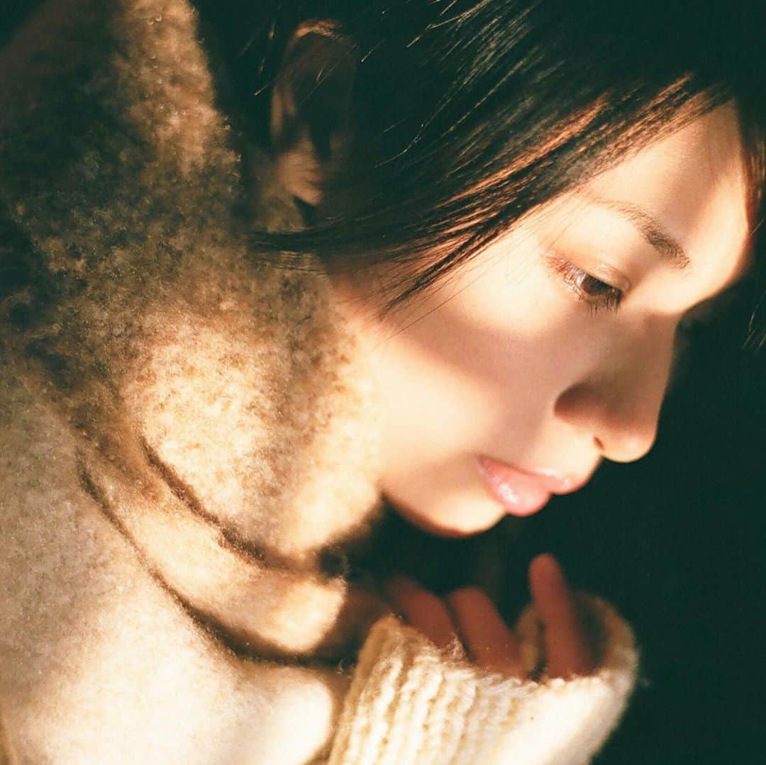 春川芽生のインスタグラム：「知らぬ間に掛け布団かけ出すくらい寒くなってるワナナ🍁 あったかい色の持ってきました♨️in2017。  【 📷 @mamoruasana0504 】 #忘れた頃post 《🙇‍♂️》」