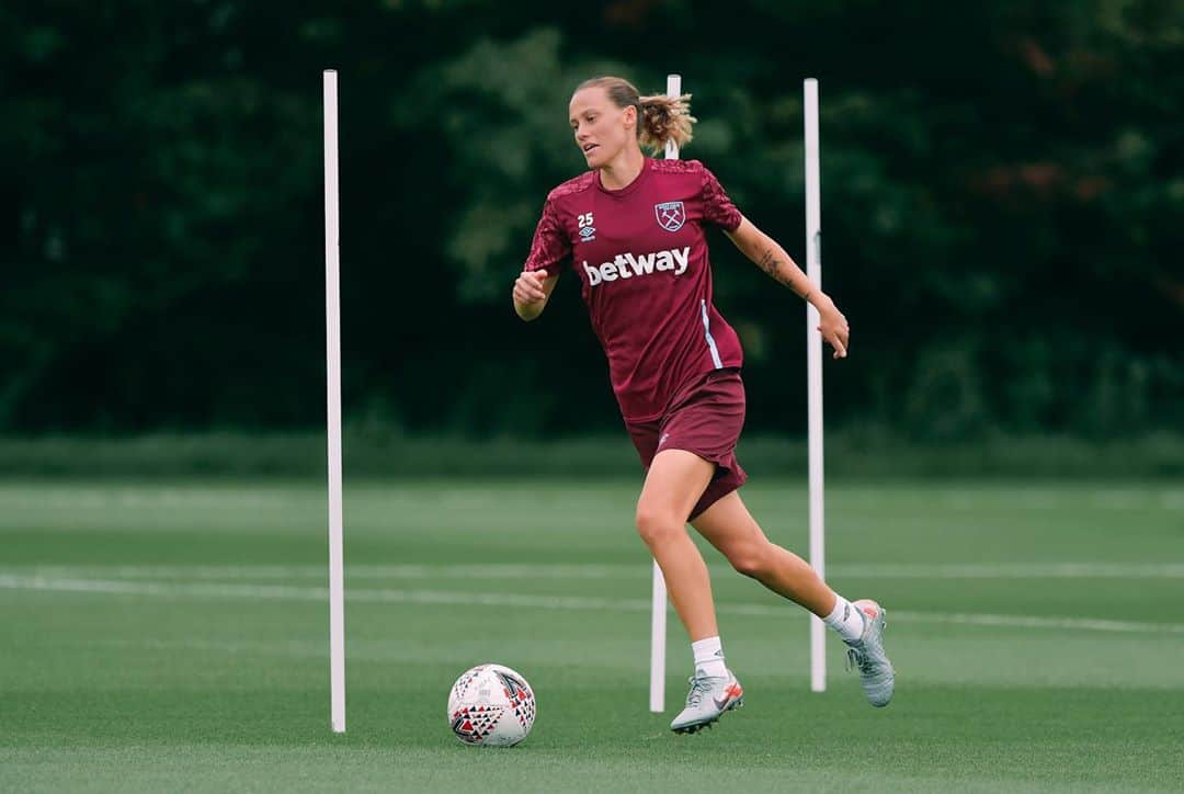 エミリー・バン エグモンドのインスタグラム：「@westhamwomen ⚽️🤙🏼」