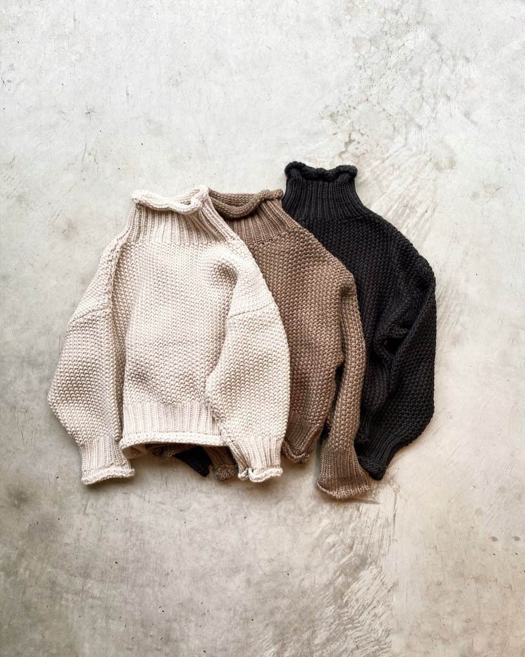 AMAILさんのインスタグラム写真 - (AMAILInstagram)「#AMAIL Pon pon knit ¥12,000+tax color:IVO/BLK/MOC size:FREE 9月25日(金)12:00～予約販売スタート。 10月商品」9月23日 23時46分 - amail_official