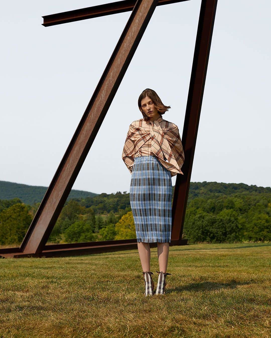 Saks Fifth Avenueのインスタグラム：「Inspired by Creative Director @riccardotisci17’s eclectic travels, @burberry Autumn/Winter 2020 Collection is all about tailored pieces, layered prints and standout details. #SaksStyle  Shot on location at @stormkingartcenter  Image 1: Mark di Suvero, Pyramidian, 1987-1998. Collection of Storm King Art Center, Mountainville, New York, Gift of the Ralph E. Ogden Foundation, Inc. ©Mark di Suvero  Image 3: Alexander Liberman, Illiad, 1974-76. ©The Alexander Liberman Trust」