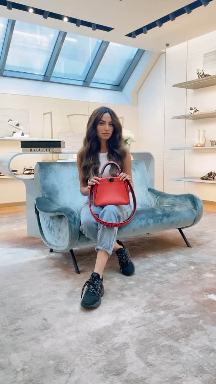 Diipa Büller-Khoslaのインスタグラム：「1 bag, 2 totally different looks. The new @fendi #peekaboo bag and all its interchangeable accessories are a total dream 😍」