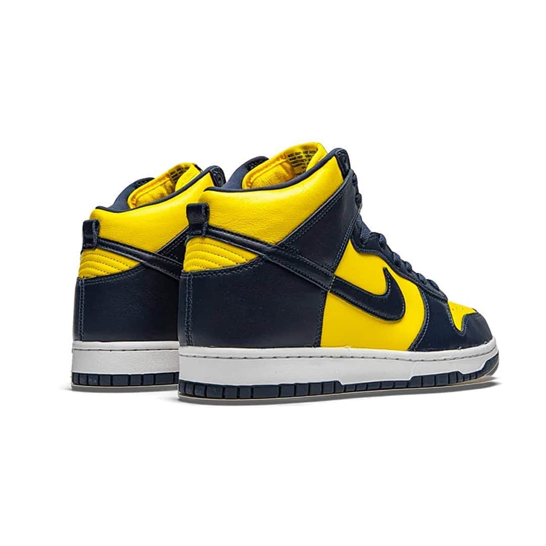 shoes ????さんのインスタグラム写真 - (shoes ????Instagram)「The Nike Dunk High “Michigan” dropped today 〽️  The iconic university-themed colour way is spread across the shoe in 2-toned panels.」9月23日 23時54分 - shoes