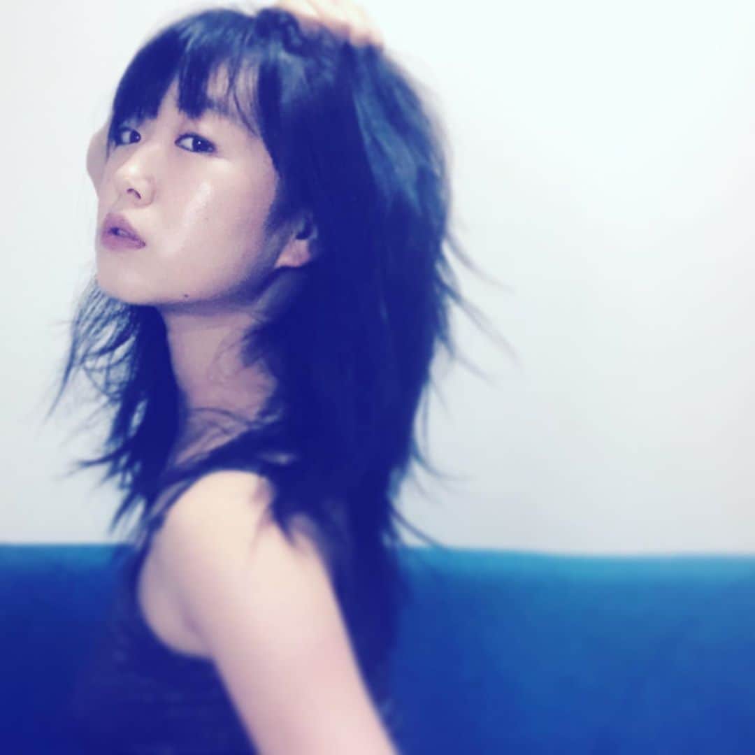 のインスタグラム：「台風だってね。 すぐに去っておくれ。 . . . #rainyday #typhoon #tommrow #bluephotography #wolfhair #blackhair #japanesegirl #instagram #actress #singersongwriter #kokonesasaki #明日は #台風らしい #ドルフィン #青色写真 #ウルフカット #黒髪 #雨の匂い #インスタ #佐々木心音」