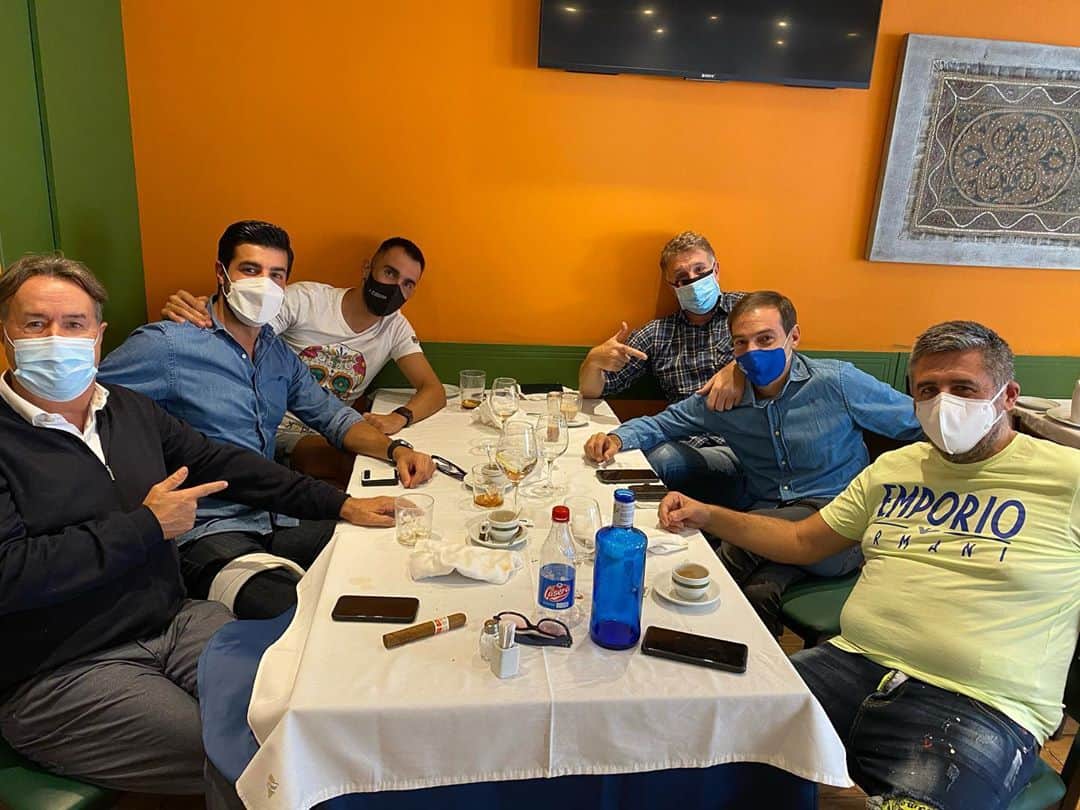 ジョルディ・コディーナのインスタグラム：「Que buena reunión!!! @dr.angelmartin @fburgos67 @migueltorres @davidcasillas23」