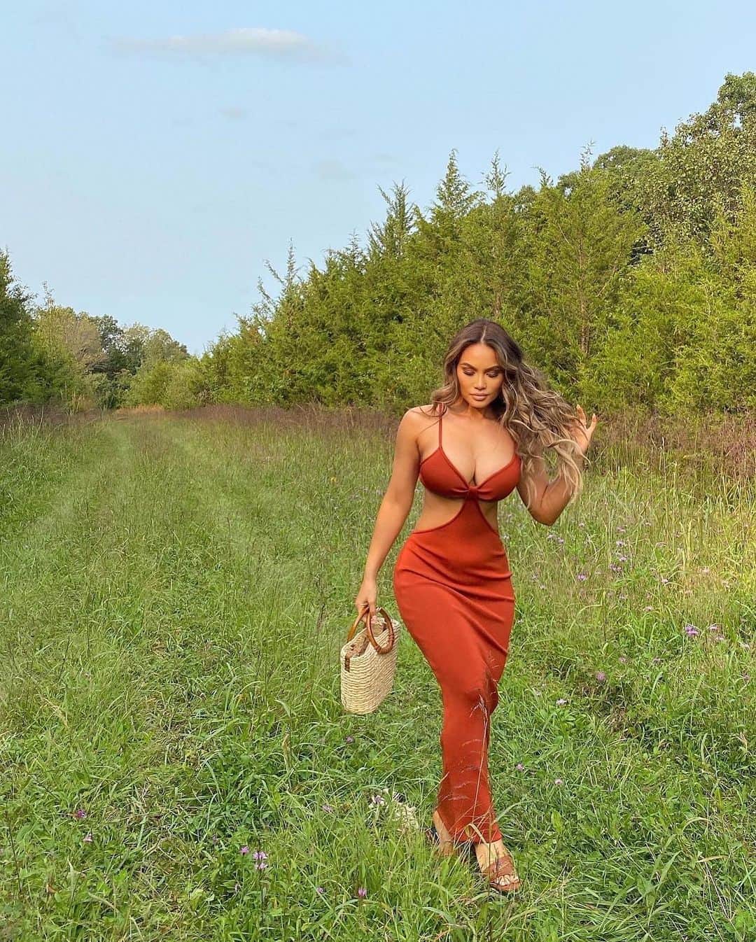ダフネ・ジョイのインスタグラム：「So beautiful 🌾 @catwalk_connection」