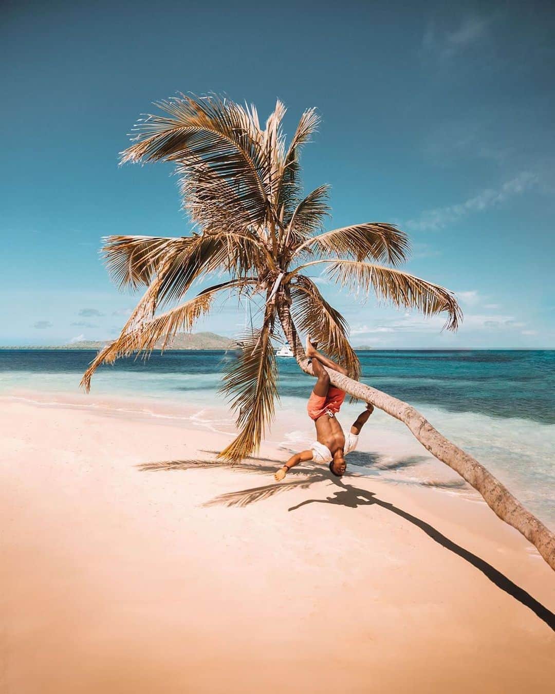オールバーブラウンのインスタグラム：「Name a better view, even if it’s upside down…🙃🌴 Thank you @KarlShakur for sharing your #OBsAroundTheWorld during your visit to Canouan Island. #DoseOfSun #OrlebarBrown #OBsAroundTheWorld」