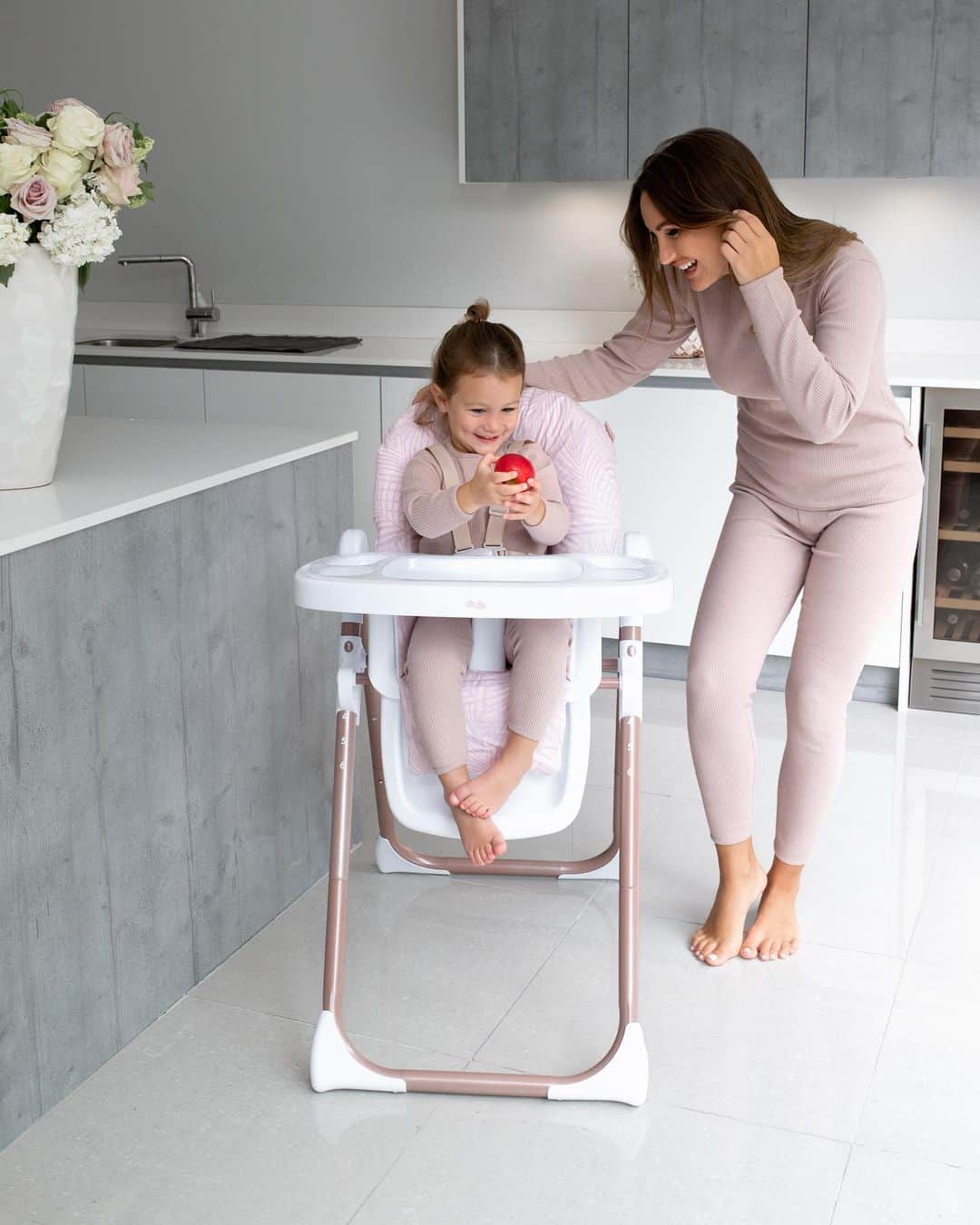 サム・フェアーズさんのインスタグラム写真 - (サム・フェアーズInstagram)「Yes! They’ve finally arrived 👏👶 My NEW Premium Highchairs have just launched 🥳 @mybabiieofficial #dreamiiebysamanthafaiers ✨3 recline positions and 6 different height settings. The highchair's extra padded seat means your little one is super comfy for feeding time and the easy clean tray makes clearing up easier.  Suitable from 6 months. ☺️ #ad」9月23日 23時51分 - samanthafaiers