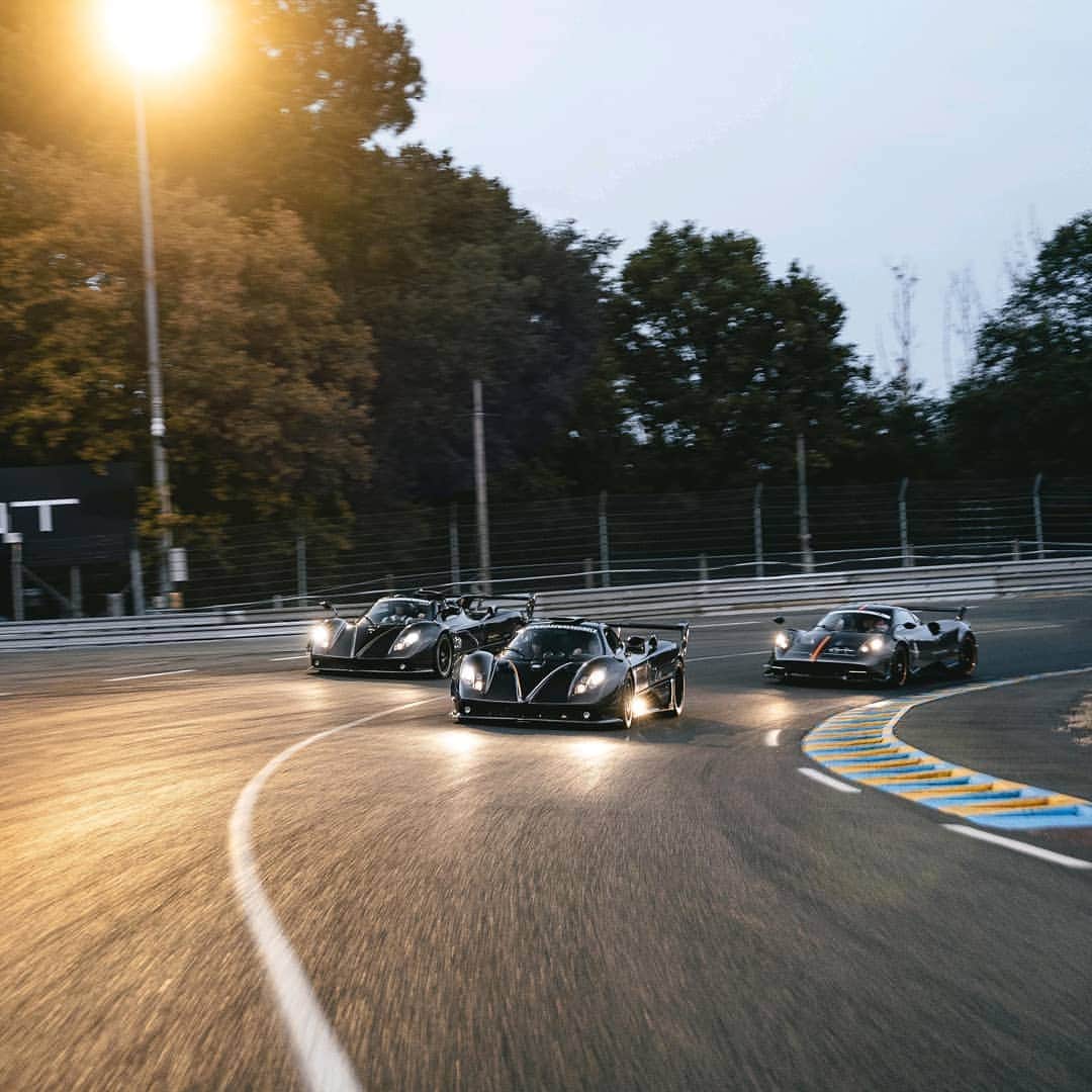 パガーニ・アウトモビリのインスタグラム：「Fantastic postcard from Le Mans!  Great time with @SupercarOwnersCircle⠀ ⠀ #pagani #Zonda #ZondaLM #Huayra #HuayraBC #SOCGoesToLeMans #SupercarOwnersCircle #SOCEvent #SOC⠀ ⠀ Pic by @ermes_images @sajinpark」
