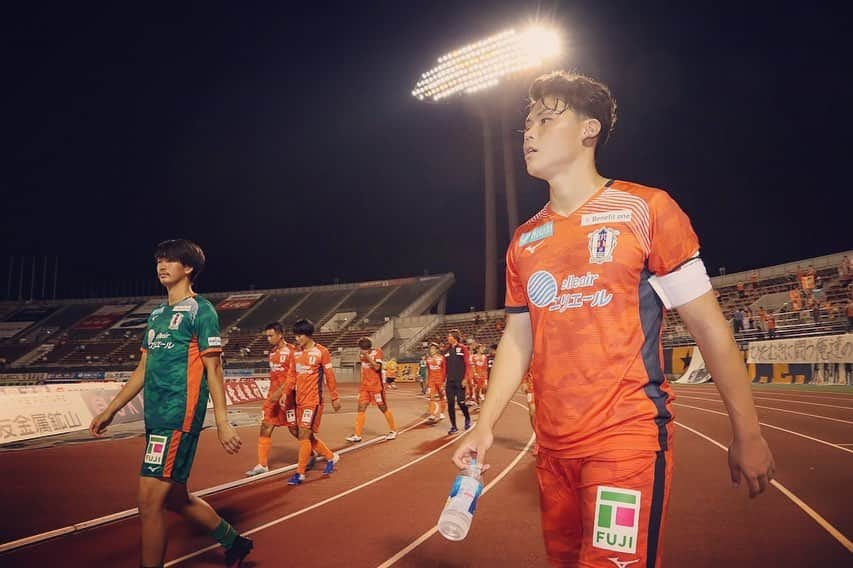 愛媛FCさんのインスタグラム写真 - (愛媛FCInstagram)「Today's match result🍊 愛媛 0-0 新潟 DRAW👊😞  次節は、すぐ！ 🗓9/26（土）19：00 🏟#ニンジニアスタジアム 🆚#ツエーゲン金沢  One today is worth two tomorrow.  引き継ぎご声援を宜しくお願い致します🍊  #dazn  #Jリーグ #明治安田生命j2リーグ  #ehimefc  #愛媛fc」9月24日 0時03分 - ehimefc12