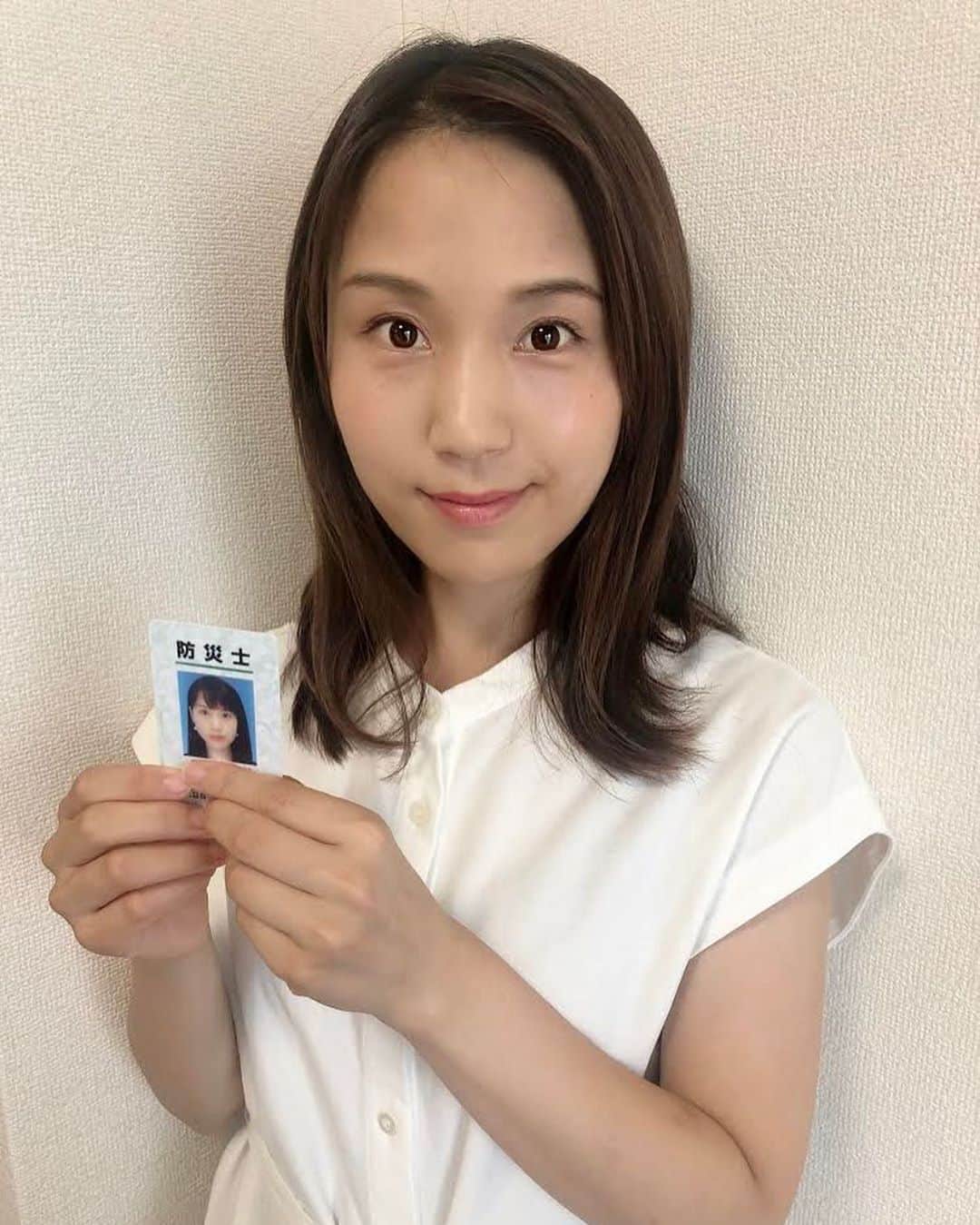 女子アナ47のインスタグラム：「こんにちは！大阪出身、東京在住、フリーアナウンサーの石田鮎美です。 私は平成３０年１２月に防災士の資格を取りました。 アナウンサーとして、防災・減災に関する知識を、皆さんにわかりやすくお伝えしていきたいと思っています。 今回は、災害時に必要な「家庭での食料品の備蓄」についてご紹介します。 まず、何日分の食料が必要かというと…１週間分です。 結構な量になりそう…と急にハードルが高くなってしまいますよね。でも、実はとっても簡単。ムダなく、ムリなく、できちゃうんです。 そのコツは　#ローリングストック を活用すること！   詳しくはプロフィール欄にあるURLから発信プロジェクトを見てください♪  #アナウンサー #MC #ナレーション #女子アナ47  #防災士 #防災 #災害 #減災 #備え #ローリングストック #備蓄 #非常食 #レトルト食品」