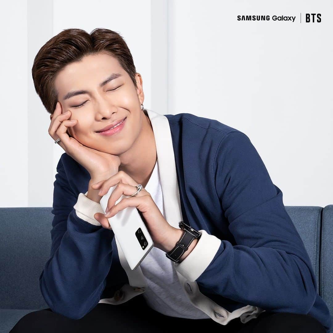 Samsung Mobileさんのインスタグラム写真 - (Samsung MobileInstagram)「Just in from #SamsungEvent: BTS’s #RM keeps it classy with #GalaxyS20FE in Cloud White. #GalaxyxBTS @bts.bighitofficial」9月24日 0時00分 - samsungmobile