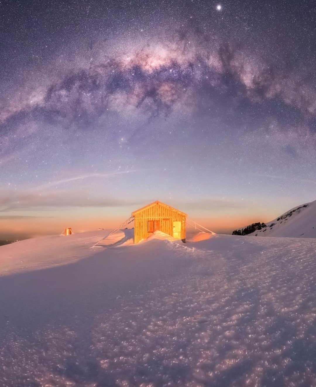 Earth Picsさんのインスタグラム写真 - (Earth PicsInstagram)「The most perfect view of the Milky Way on Mt Taranaki in New Zealand 😍 photo by @shadowandshadenz」9月24日 0時01分 - earthpix