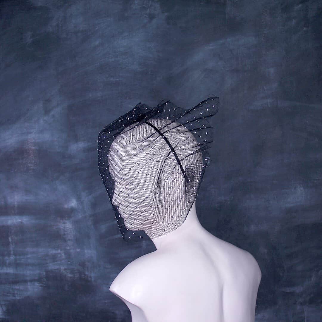 のインスタグラム：「✨✨✨ SWAROVSKI CRYSTAL ENCRUSTED VEIL ✨✨✨  Encrusted Swarovski Crystal veil. A Champagne coloured crystal covers this entire veil with dramatic effect. Perfect for an evening out or in! 🥂🍾  Fitting: Black satin headband. One size. Link in bio⬆️  #✨ #piersatkinson #millinery #hat #hats #headpiece #headdress #headband #milliner #maker #whowantstobeamilliner?!⁠」