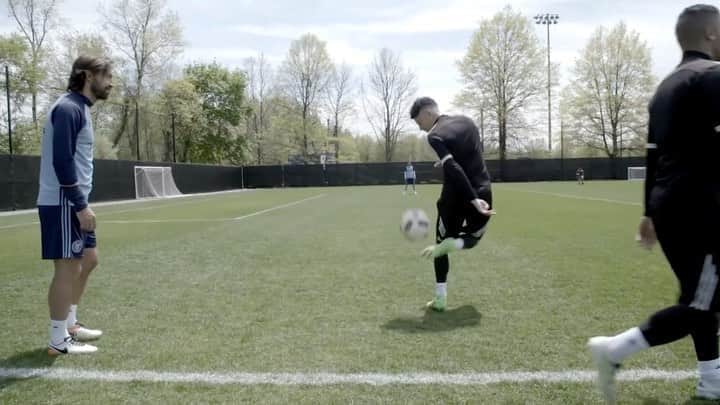 F2Freestylersのインスタグラム：「When the flick up is 🤩😎 but the volley is 😳🤯! @juventus manager @andreapirlo21 with ridiculous volley tekkers! 🎯」