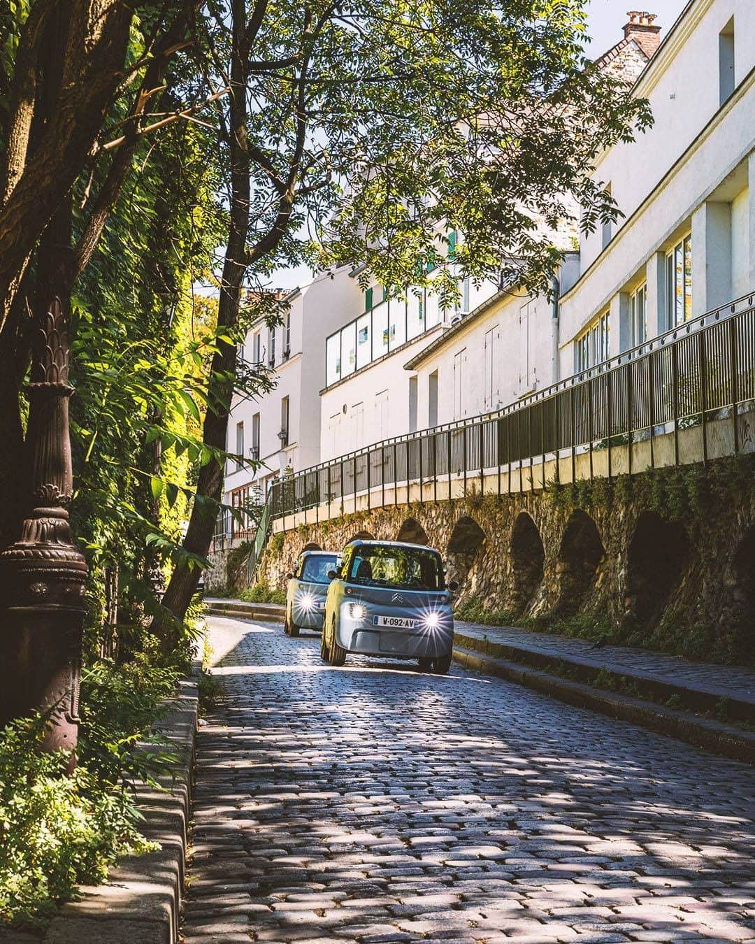 Citroënのインスタグラム：「Citroën Ami - 100% ëlectric makes your everyday trips easier with its 75km range. Roam free, with no limits and in grand style. #CitroënAmi #ËlectricforAll #InspirëdbyYouAll #Mobility #UrbanMobility #Urban #Car #Instacar #CarofInstagram #Lifestyle #Electric #Design #City #Fashion」