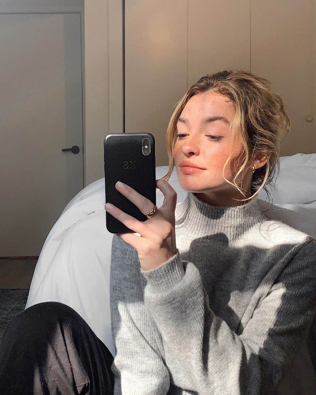 Kelsey Simoneのインスタグラム：「Bundled in @revolve #revolveme」