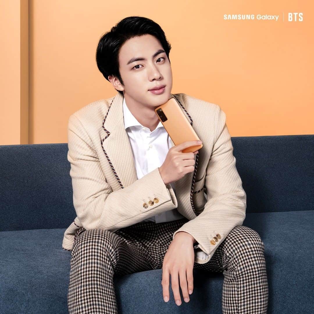 Samsung Mobileさんのインスタグラム写真 - (Samsung MobileInstagram)「Just in from #SamsungEvent: BTS’s #Jin turns on his charms with #GalaxyS20FE in Cloud Orange. #GalaxyxBTS @bts.bighitofficial」9月24日 0時20分 - samsungmobile