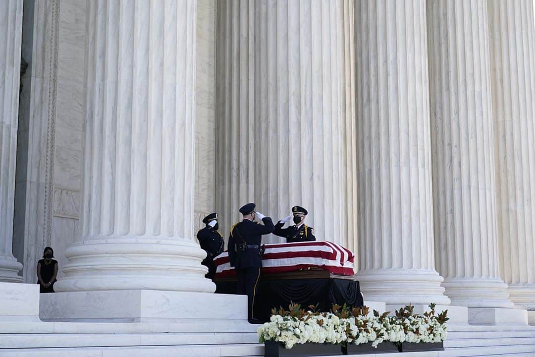 People Magazineさんのインスタグラム写真 - (People MagazineInstagram)「Thousands gathered in front of the U.S. Supreme Court on Wednesday to begin paying respects to the late Justice Ruth Bader Ginsburg, with some even waiting overnight to say goodbye to the late icon. 🙏 📷: Alex Brandon-Pool/Getty Images, ANDREW HARNIK/POOL/AFP via Getty, SAUL LOEB/AFP via Getty, ANDREW CABALLERO-REYNOLDS/AFP via Getty」9月24日 0時12分 - people