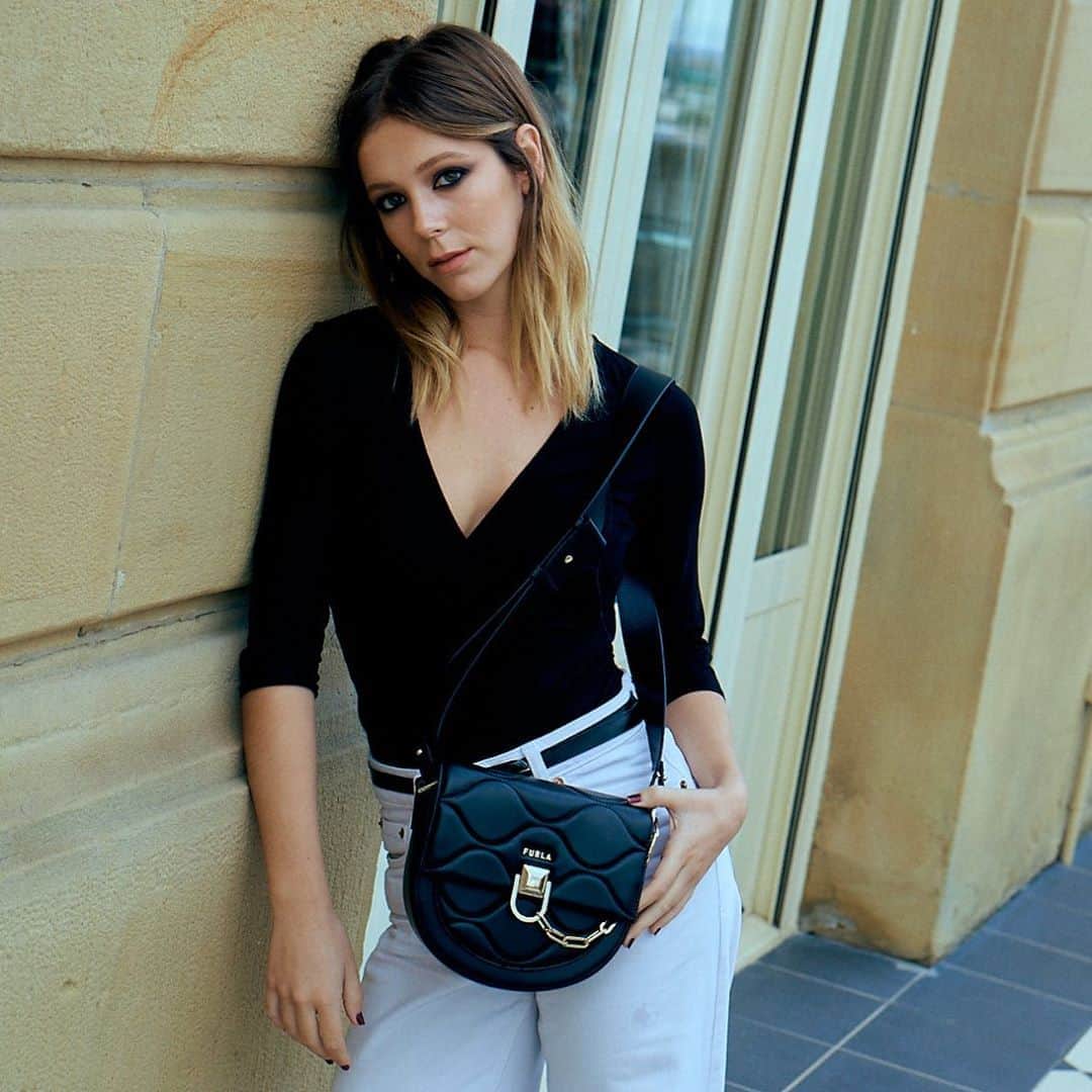 フルラのインスタグラム：「@georginaamoros styling the new innovative design of the Furla Miss Mimi.  #furlaopeningparty #thefurlasociety #furlafeeling #newcollection #furla #accessories #fashion」